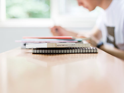 高中畢業(yè)生能通過成人教育考取本科學(xué)歷嗎？哪家學(xué)?？梢詧竺?？