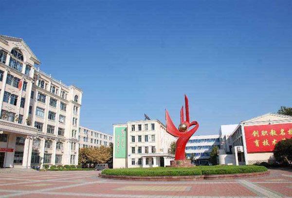 青島中魯中等專業(yè)學(xué)校校址在哪兒？如何報名？