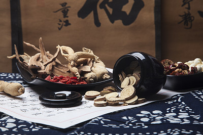 哪些中藥能夠清熱去火？山東醫(yī)藥技師學(xué)院幫你“降降溫”