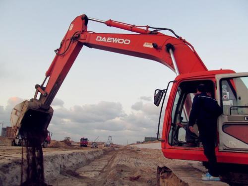 想學(xué)最好的挖掘機(jī)技術(shù)，就到濟(jì)南駿大挖掘機(jī)培訓(xùn)學(xué)校