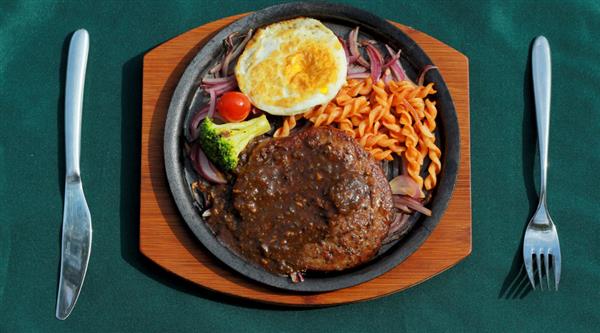 如何做出可媲美五星酒店餐廳出品的牛排？青島滿天星來(lái)教你！