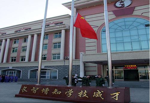 保定新興工業(yè)技工學(xué)校是全日制學(xué)校嗎？學(xué)校提供住宿嗎？