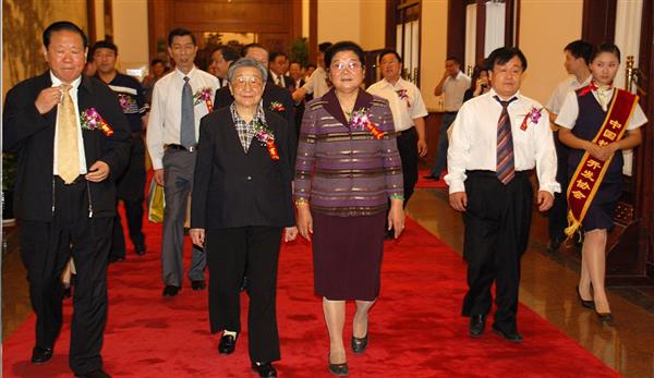 全國(guó)政協(xié)副主席錢(qián)正英（左一）、十五屆中央委員顧秀蓮（左三）、國(guó)務(wù)院扶貧主任，政協(xié)常委胡富國(guó)（左一）、北方汽車(chē)專修學(xué)校曹振峰董事長(zhǎng)（右一）在人民大會(huì)堂共同出席北方學(xué)校七千萬(wàn)扶貧工程